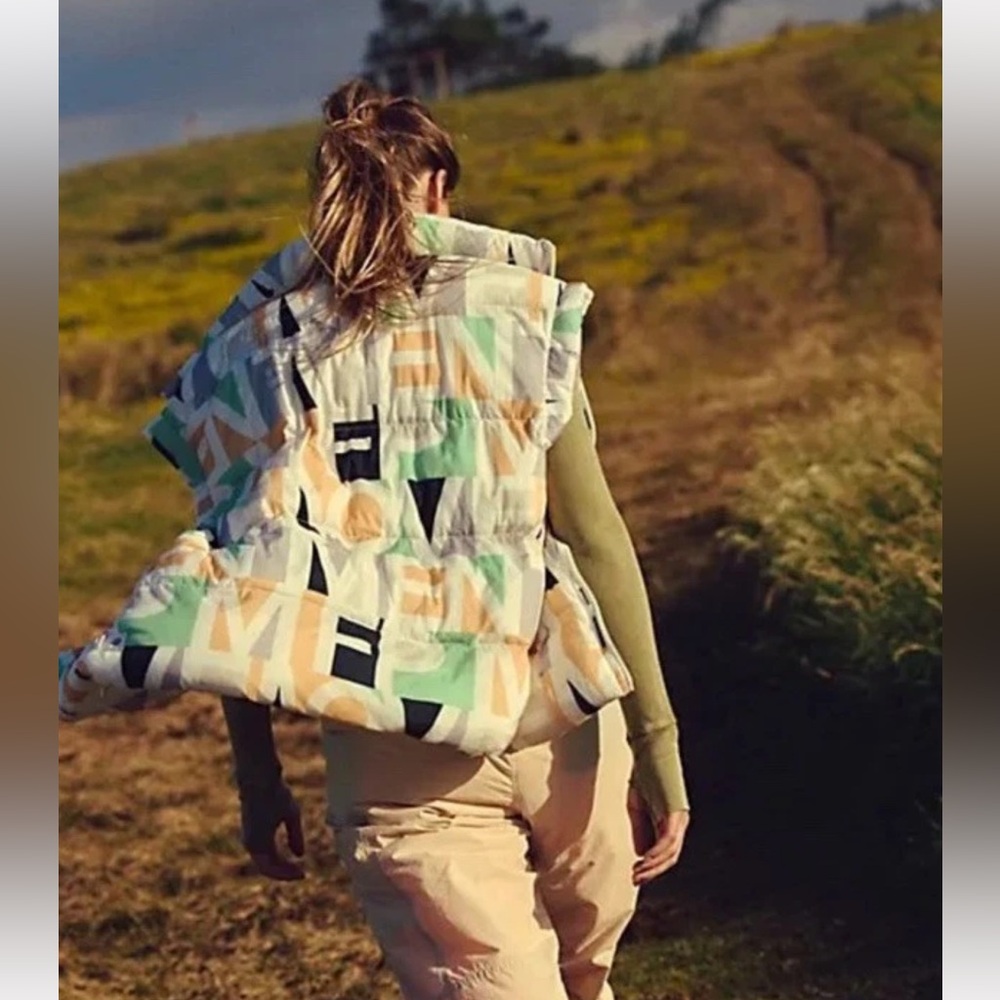 Free People Movement In A Bubble Printed Puffer Vest Blocked Logo Primaloft NWT - Picture 4 of 9